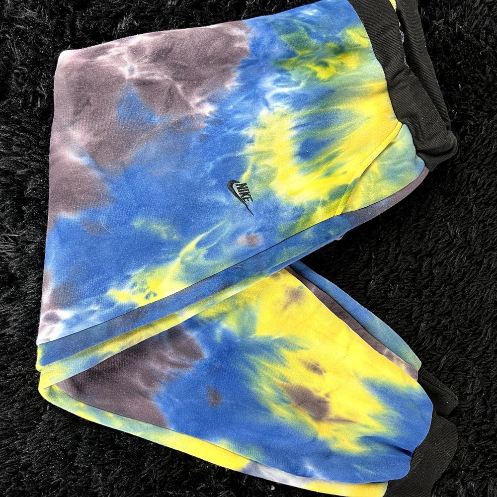 nike tye dye sweatpants fit like a medium/large
